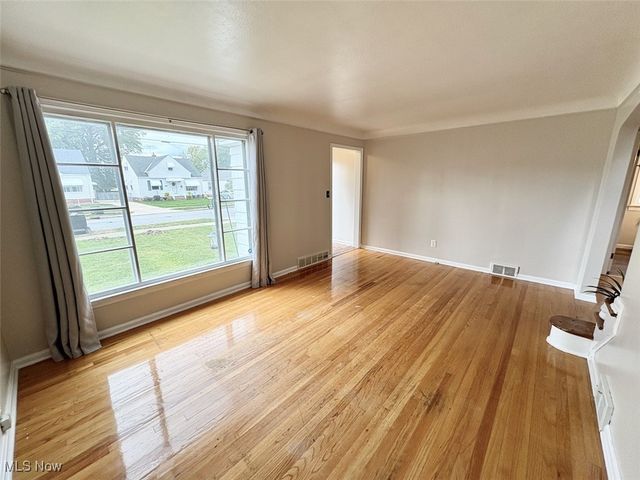 1807 E 294th Street, Wickliffe, OH 44092