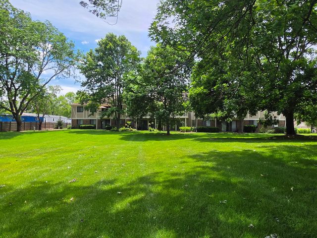 733 Plum Tree Court C2, Wheeling, IL 60090