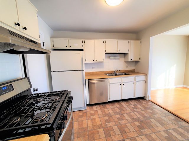 733 Plum Tree Court C2, Wheeling, IL 60090