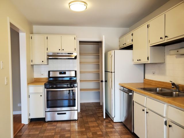 733 Plum Tree Court C2, Wheeling, IL 60090