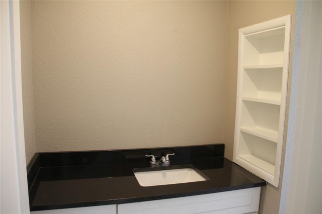 5400 E Sheldon Street B, Houston, TX 77008