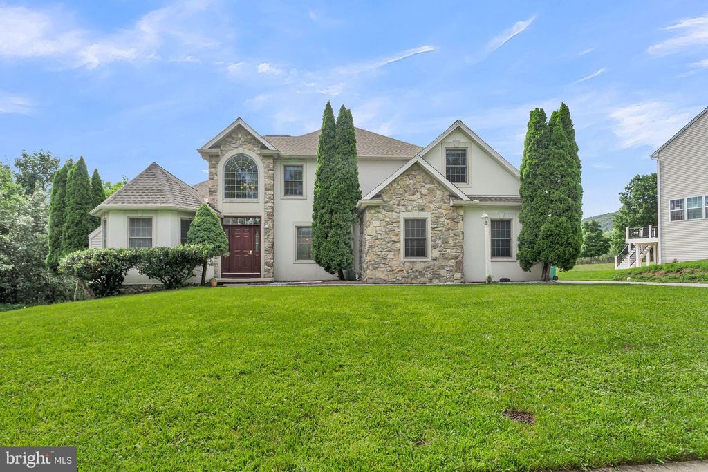 2292 FOREST LN, Harrisburg, PA 17112