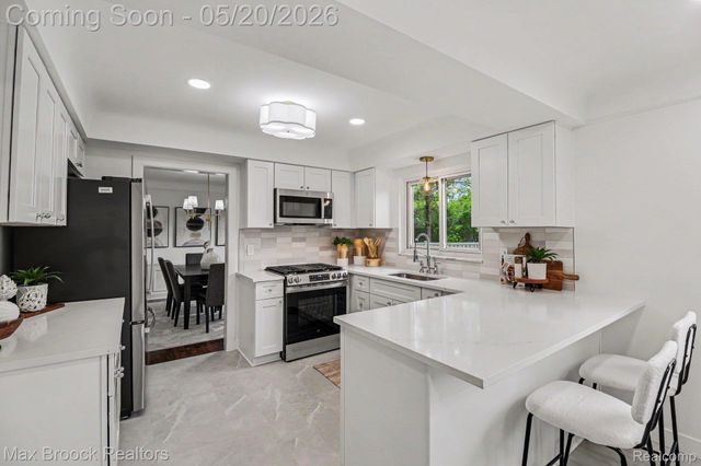 2808 Donegal Drive, Troy, MI 48098