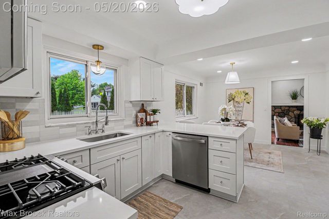 2808 Donegal Drive, Troy, MI 48098