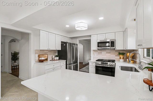 2808 Donegal Drive, Troy, MI 48098