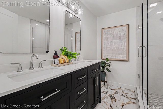 2808 Donegal Drive, Troy, MI 48098