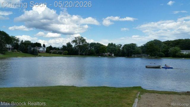 2808 Donegal Drive, Troy, MI 48098
