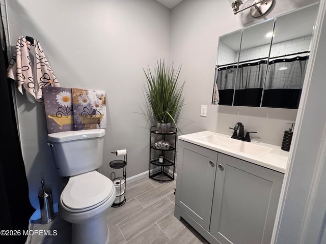 8 Palm Springs Court, Toms River, NJ 08753