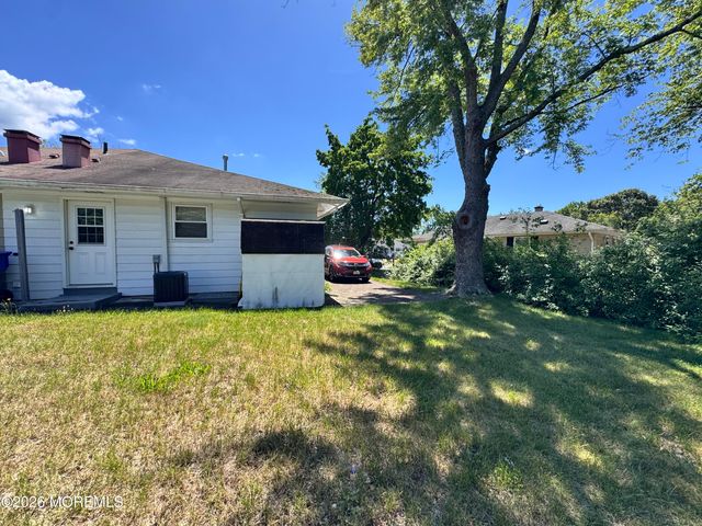 8 Palm Springs Court, Toms River, NJ 08753