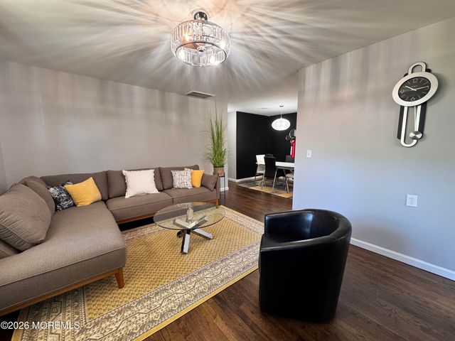 8 Palm Springs Court, Toms River, NJ 08753