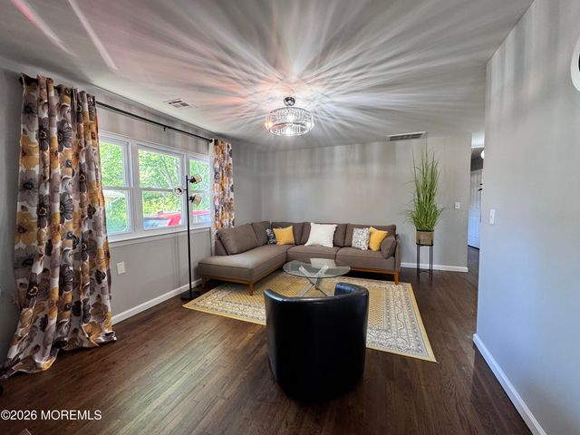 8 Palm Springs Court, Toms River, NJ 08753
