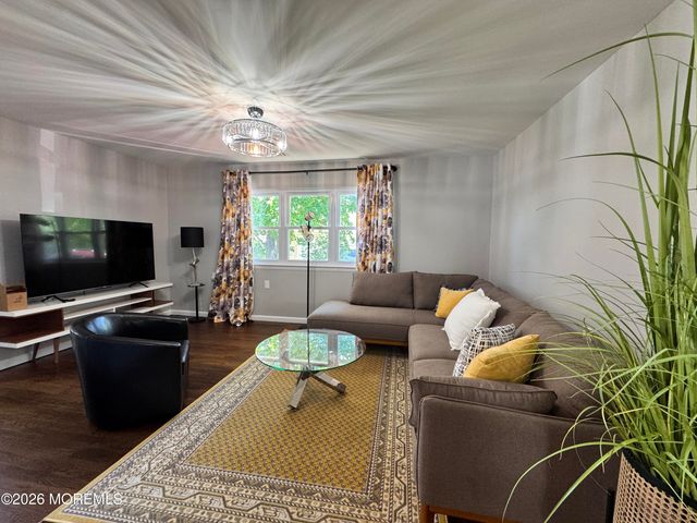 8 Palm Springs Court, Toms River, NJ 08753