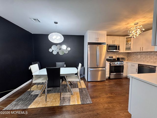 8 Palm Springs Court, Toms River, NJ 08753