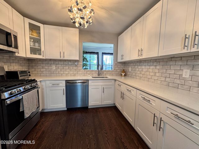 8 Palm Springs Court, Toms River, NJ 08753