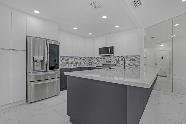 7690 Tahiti Lane 202, Lake Worth, FL 33467
