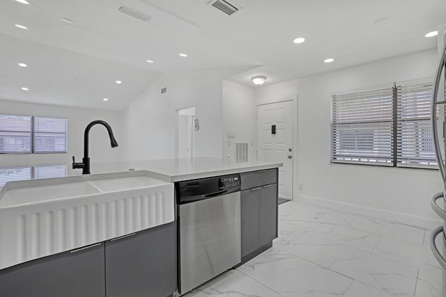 7690 Tahiti Lane 202, Lake Worth, FL 33467