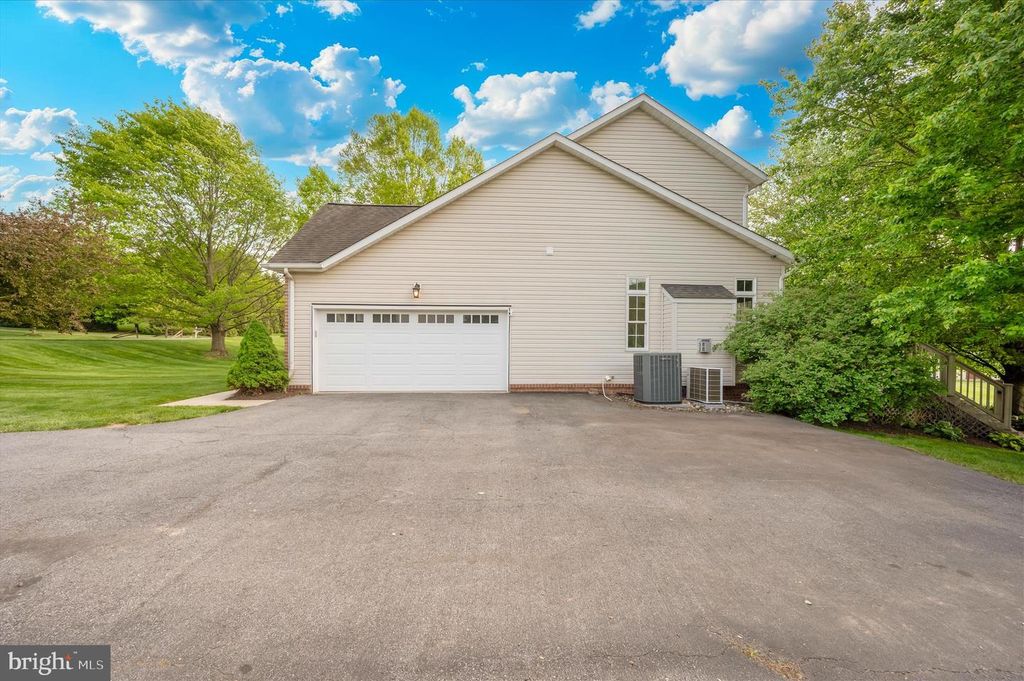 Image 6 of property listing at 4224 IROQUOIS DR, Westminster, MD 21157