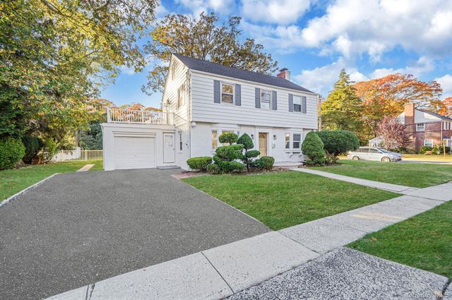 25 Oxford Drive, Freeport, NY 11520