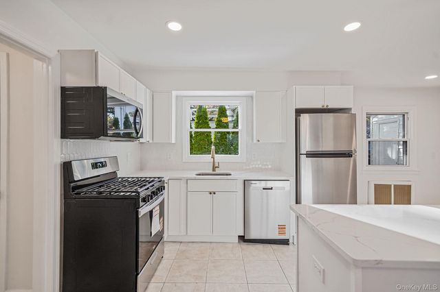 25 Oxford Drive, Freeport, NY 11520