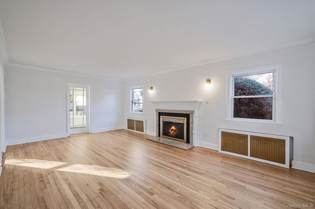 25 Oxford Drive, Freeport, NY 11520