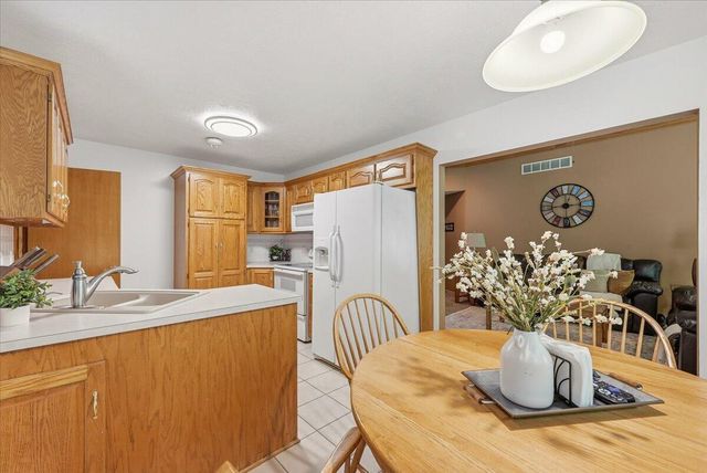 312 BUENA VISTA Circle, Council Bluffs, IA 51503