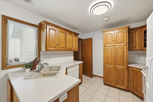 312 BUENA VISTA Circle, Council Bluffs, IA 51503