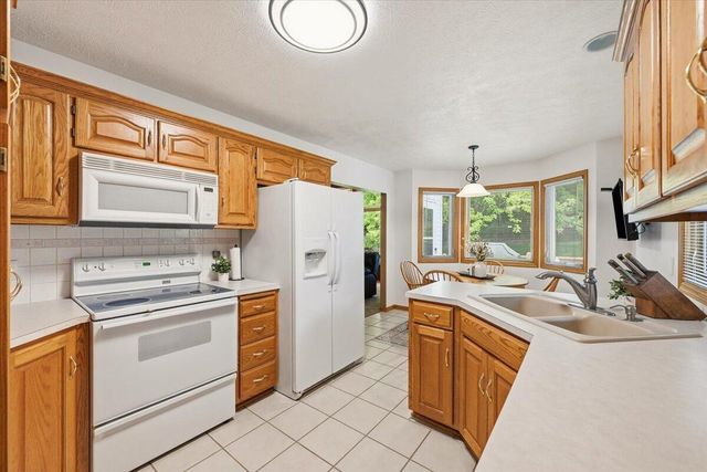 312 BUENA VISTA Circle, Council Bluffs, IA 51503