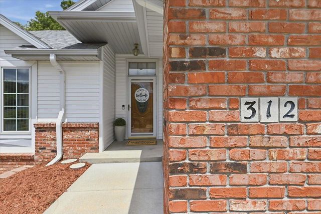 312 BUENA VISTA Circle, Council Bluffs, IA 51503