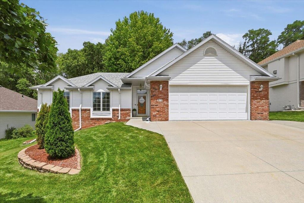 312 BUENA VISTA Circle, Council Bluffs, IA 51503