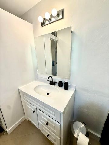 4820 NE 4TH Avenue, Oakland Park, FL 33334