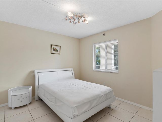 18260 N Bay Road 304, Sunny Isles Beach, FL 33160