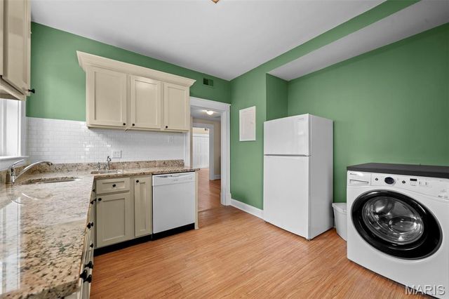 6427 Clayton Road, St Louis, MO 63117
