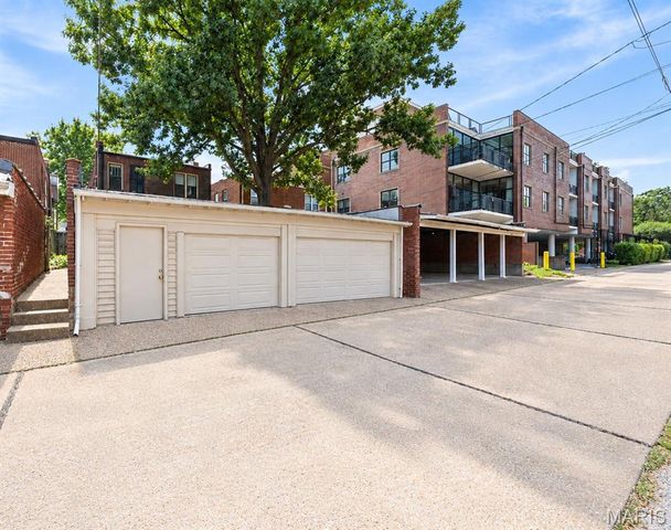 6427 Clayton Road, St Louis, MO 63117