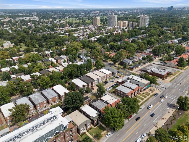 6427 Clayton Road, St Louis, MO 63117