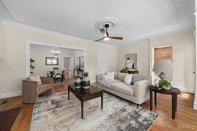 6427 Clayton Road, St Louis, MO 63117