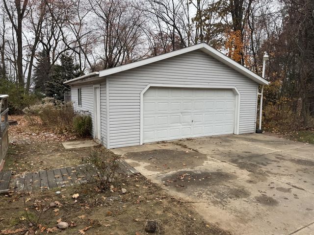 17250 Apache Trail, Howard City, MI 49329