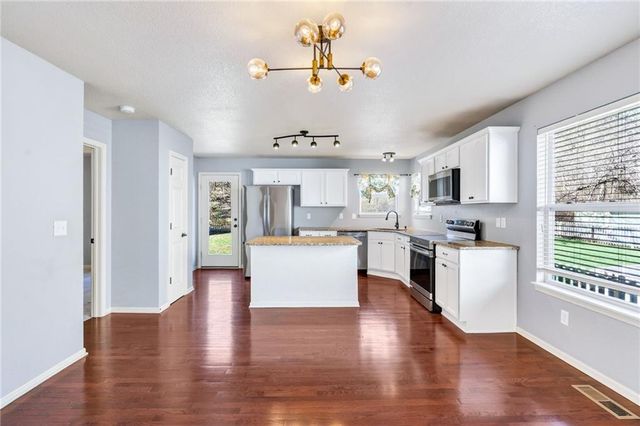 11054 Whispering Lane, Kansas City, KS 66109