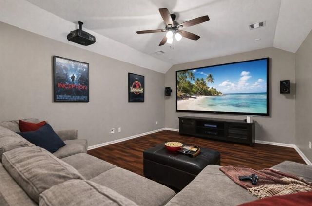 422 Honeysuckle Vine Dr, Rosenberg, TX 77469