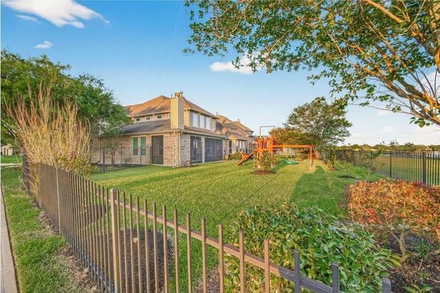 422 Honeysuckle Vine Dr, Rosenberg, TX 77469