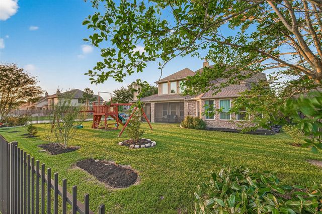 422 Honeysuckle Vine Dr, Rosenberg, TX 77469