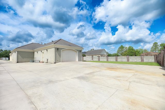 113 Ouiski Bayou Drive, Houma, LA 70360