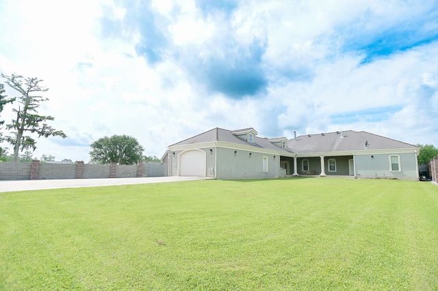 113 Ouiski Bayou Drive, Houma, LA 70360