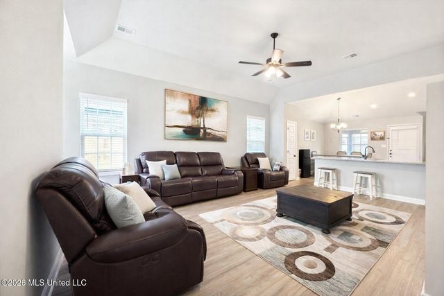 8642 Lois Lane, Southaven, MS 38672