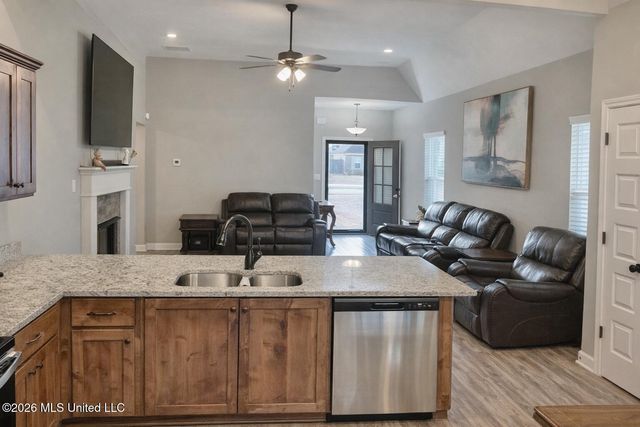 8642 Lois Lane, Southaven, MS 38672