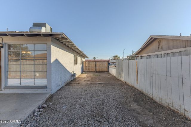 6124 W OREGON Avenue, Glendale, AZ 85301
