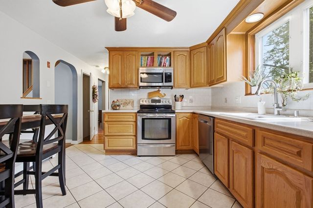 6 Locke Road, Billerica, MA 01821