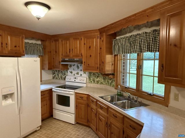 5051 SHANNON HILL RD, Kents Store, VA 23084