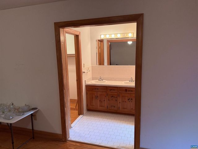 5051 SHANNON HILL RD, Kents Store, VA 23084