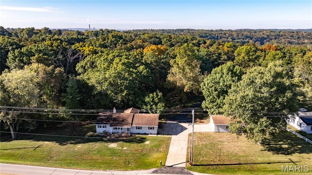 Image 2 of property listing at 3619 W Delmar Avenue, Godfrey, IL 62035