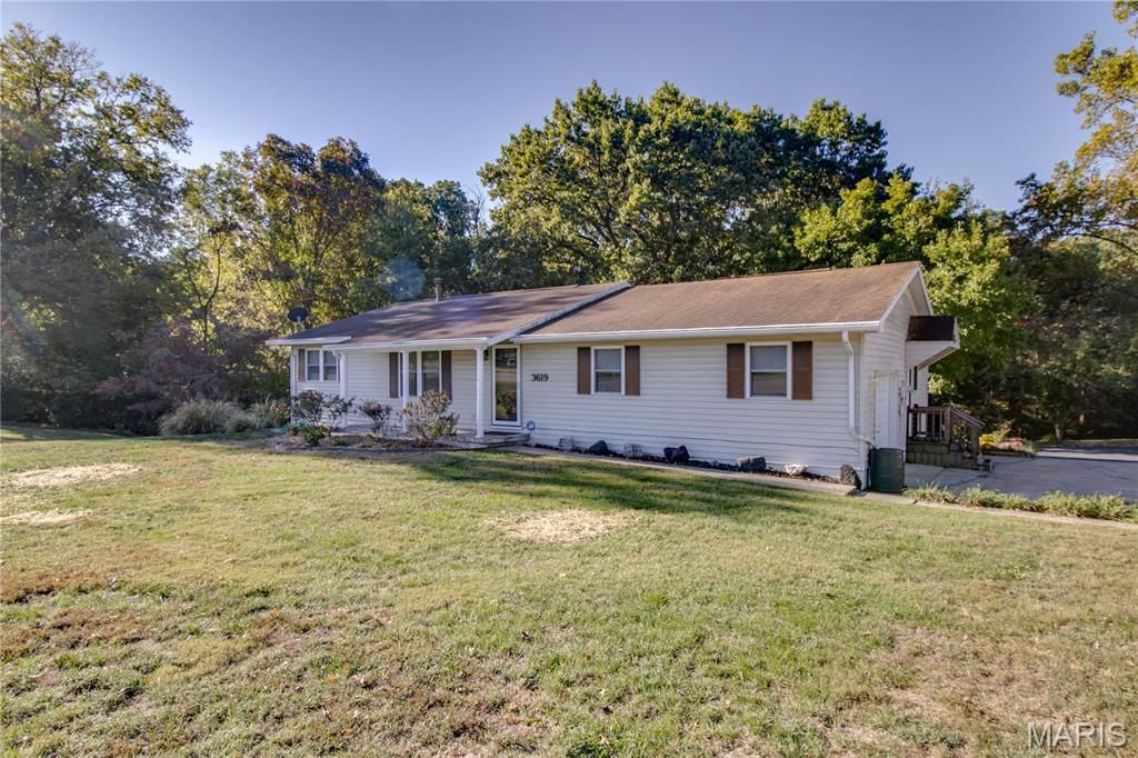 Image 11 of property listing at 3619 W Delmar Avenue, Godfrey, IL 62035